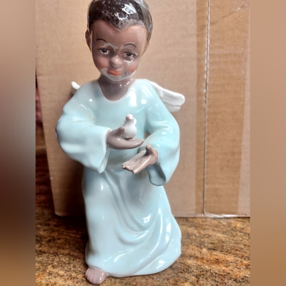 Porcelaine figurine beutyful Angel Boy holding a dove
